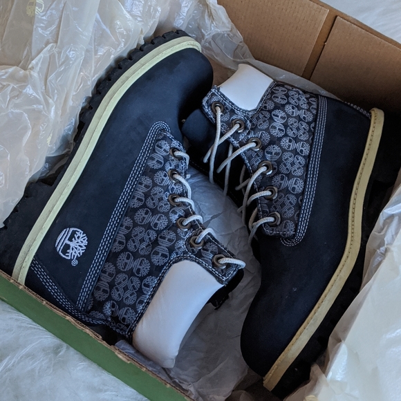 Timberland Navy and White Nubuck 6' Boots - Picture 10 of 15